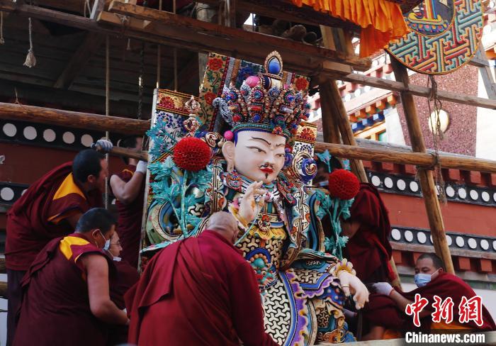 圖為塔爾寺僧人為酥油花搭架子?！●R銘言 攝