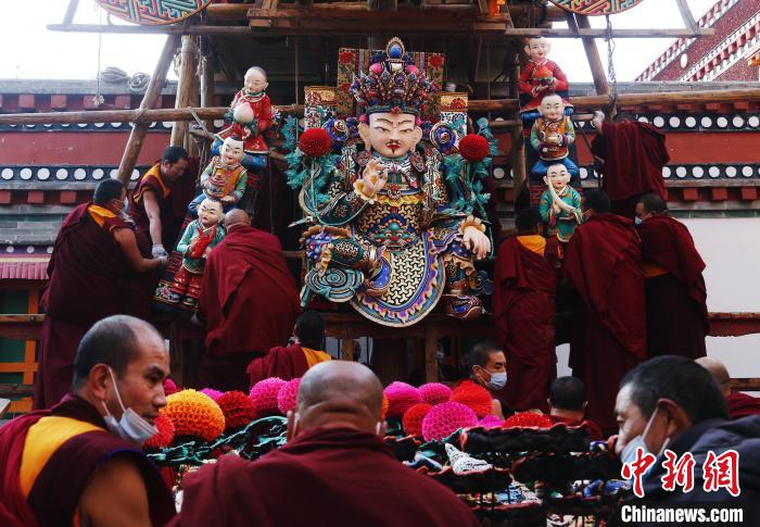 圖為塔爾寺僧人為酥油花搭架子?！●R銘言 攝
