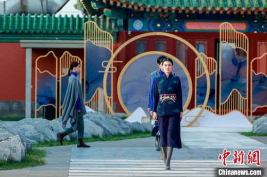近40套藏式針織系列時(shí)裝亮相2022北京時(shí)裝周。　北京時(shí)裝周供圖