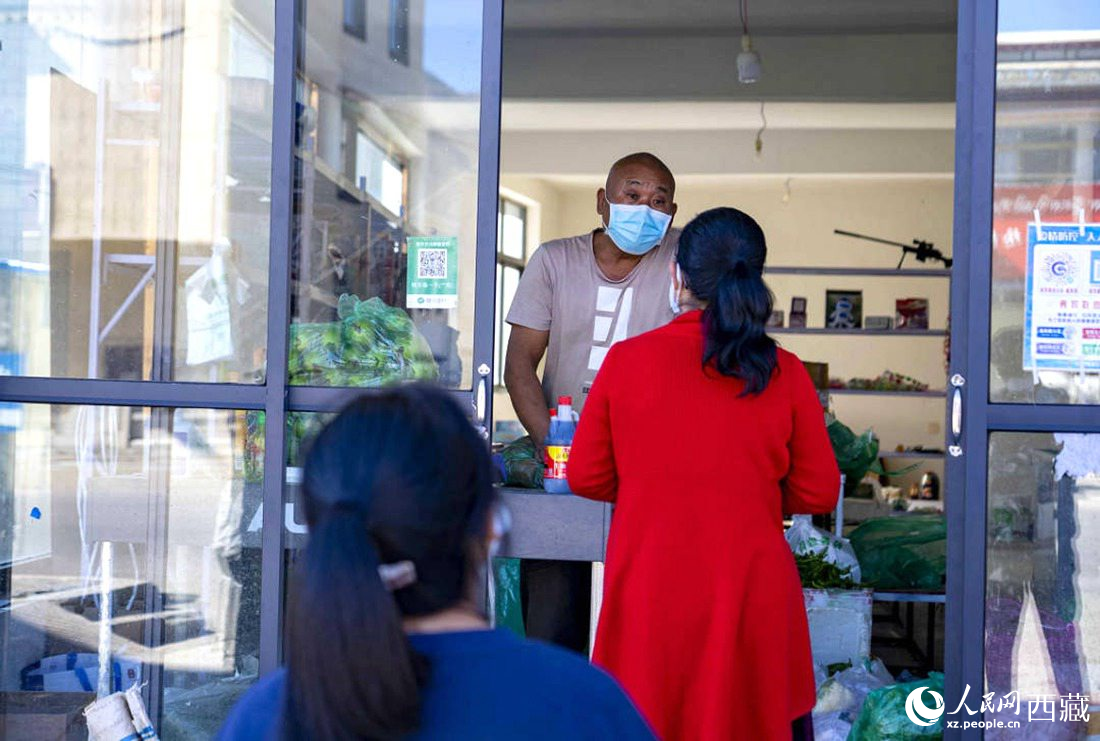市民們有序排隊(duì)購買早餐。人民網(wǎng) 次仁羅布攝
