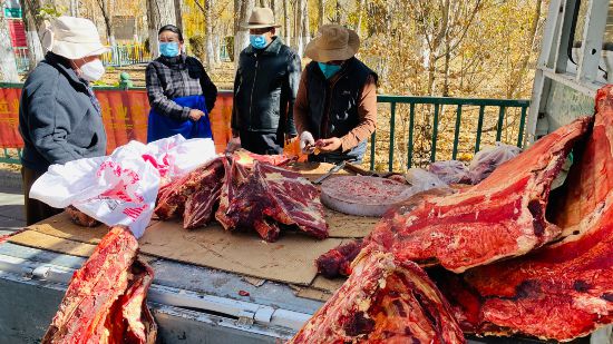 圖為市民正在買(mǎi)牛肉，本報(bào)記者 格桑倫珠攝(3737723)-20221201105107(1).jpg