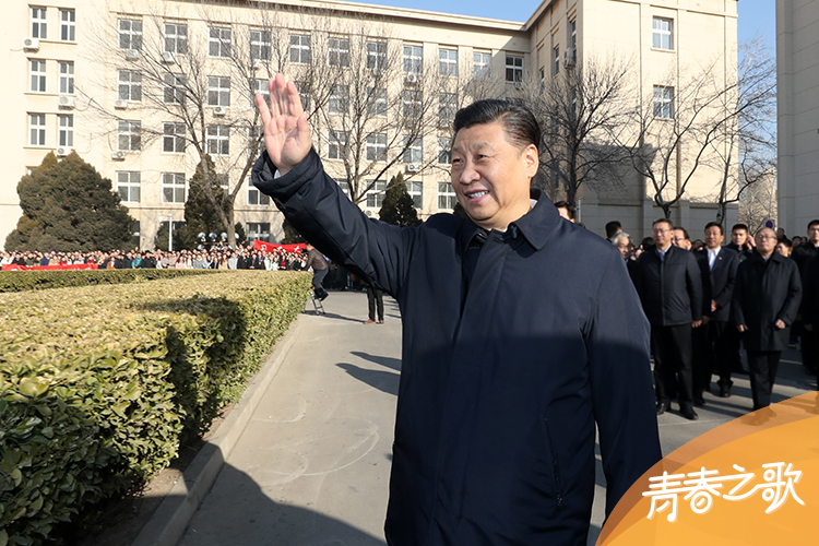 2019年1月17日，習近平在天津南開大學向?qū)W生揮手致意。