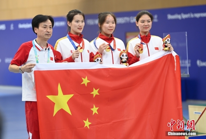 8月1日，第31屆世界大學(xué)生夏季運(yùn)動會女子25米手槍團(tuán)體決賽在四川成都舉行，中國隊(duì)獲得冠軍。圖為中國隊(duì)選手熊亞瑄(左二)、林雅茜(右二)、王珂怡(右一)等站在領(lǐng)獎臺上合影。<a target='_blank' href='/'><p  align=