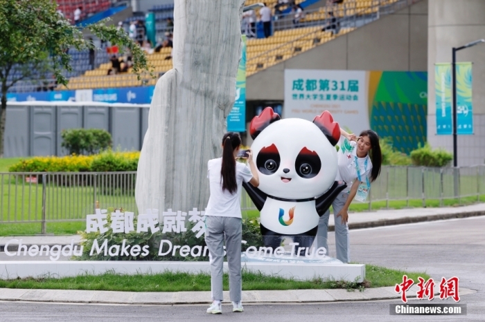 志愿者在比賽場館外與吉祥物景觀合影。<a target='_blank' href='/'><p  align=